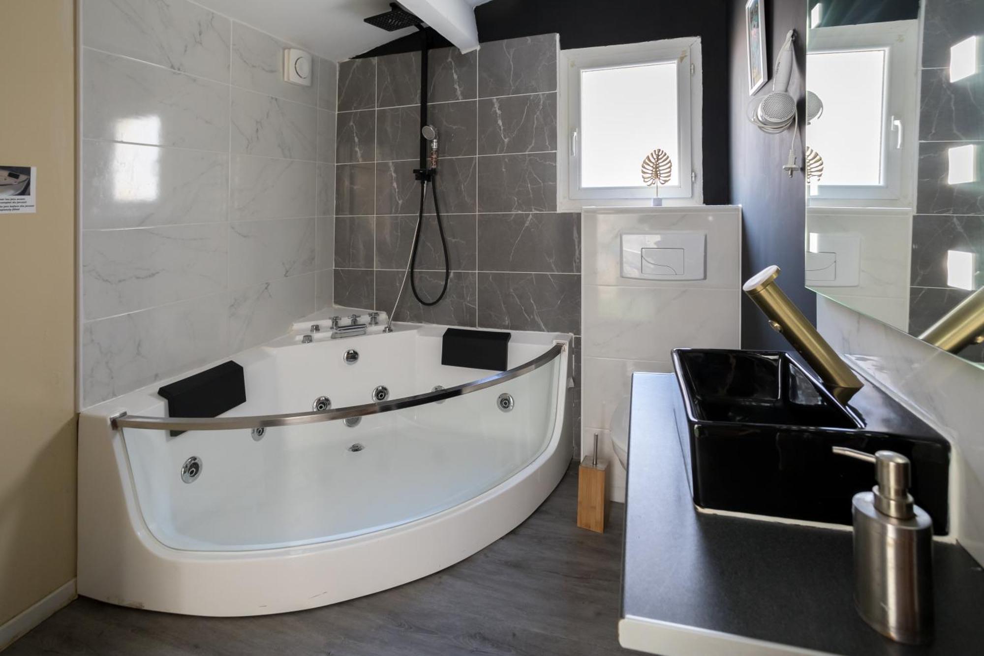Апартаменти Jacuzzi Terrasse Centre Нарбонн Екстер'єр фото